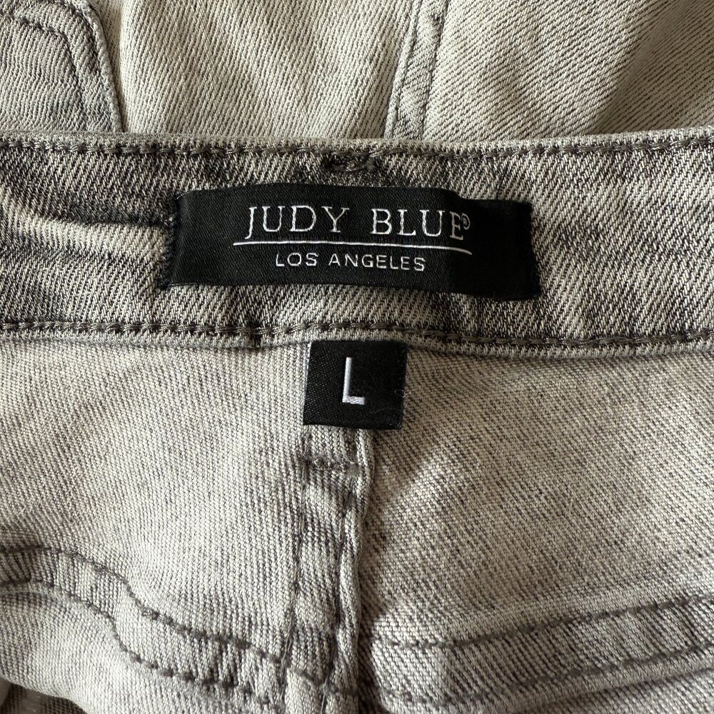 Women's L Judy Blue Gray Distressed Jean Shorts - Picture 4 of 6